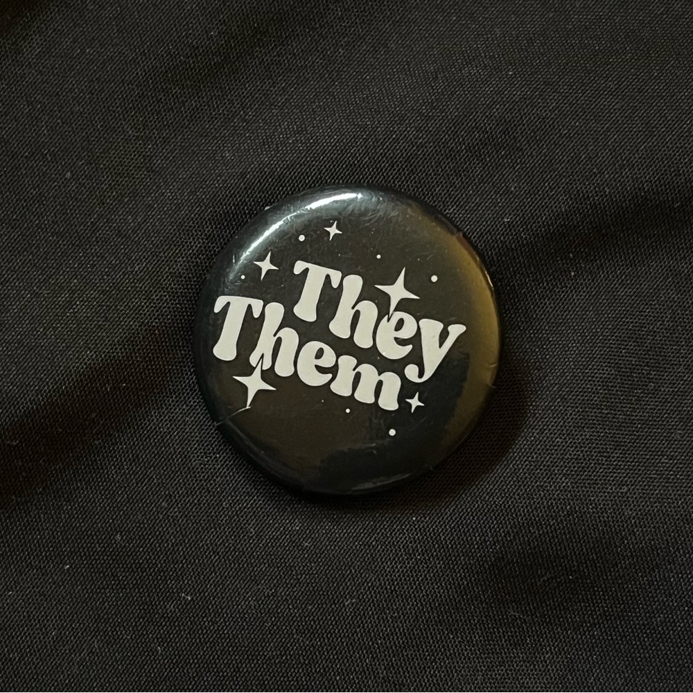 5/$10 | black and white sparkly glitter star “they/them” pronoun pin